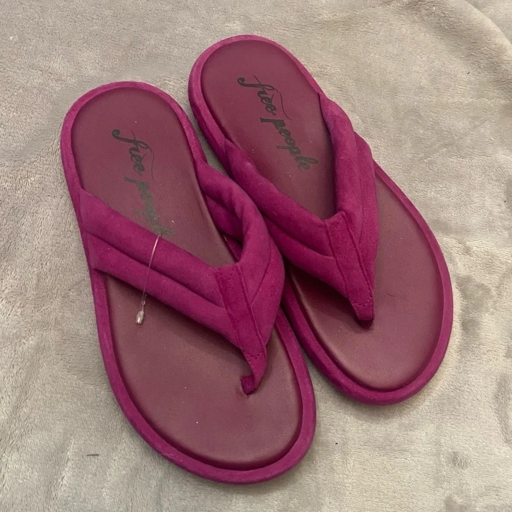 New! Free People suede fuchsia purple platform thong flip flop Sandals